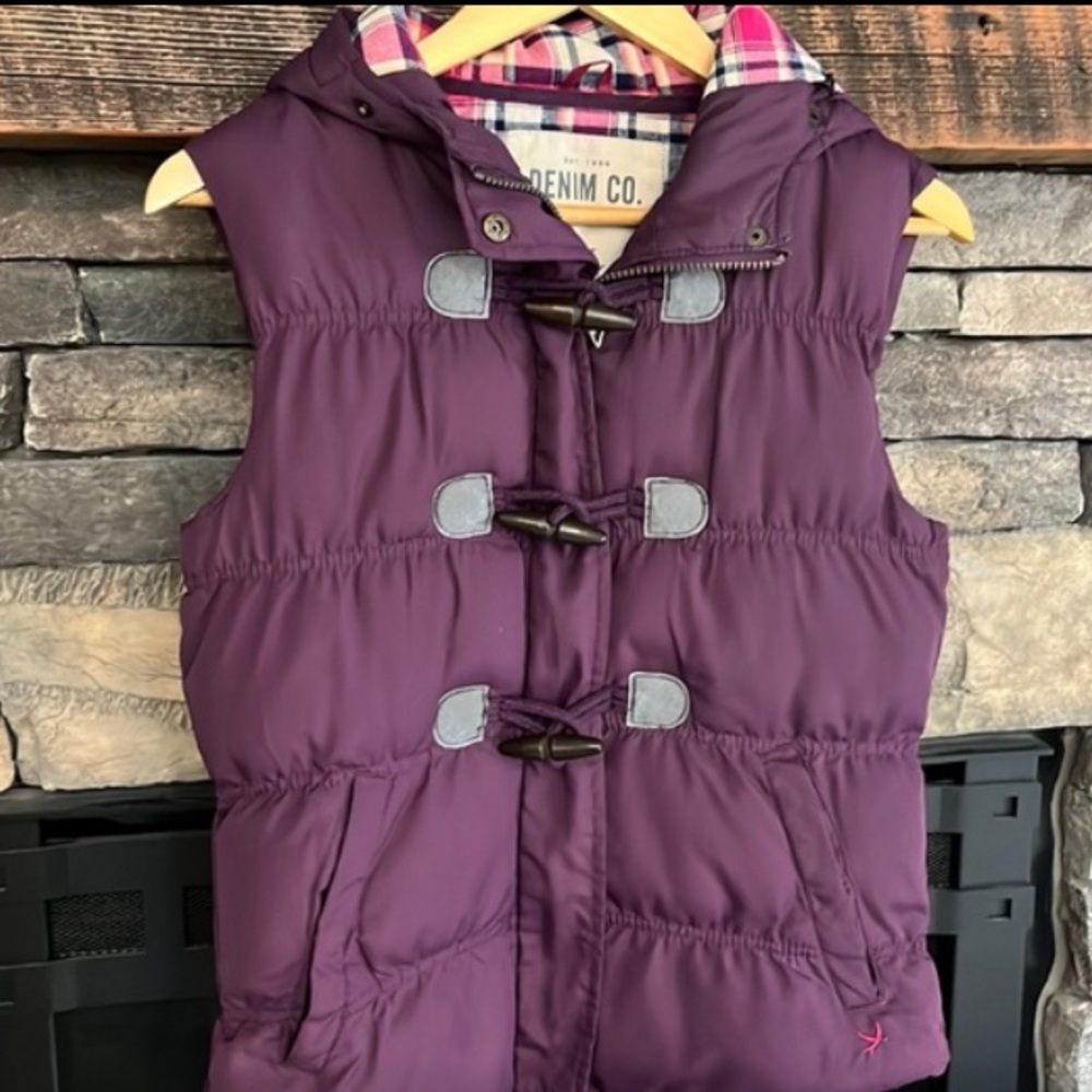 DENIM CO. PUFFER VEST...ZIPPER AND TOGGLES...CUTE HOOD ...fits a medium